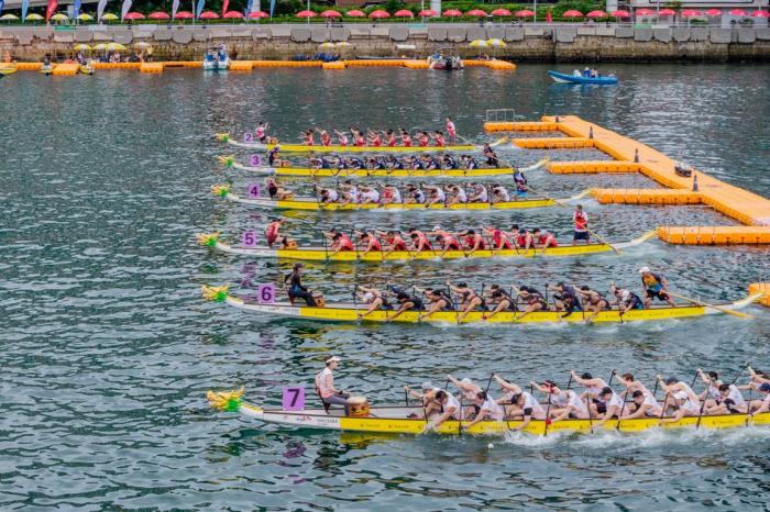 hong kong dragon boat - ilustrasi berita Hong Kong Dragon Boat Races: Gelombang Semarak Musim Panas di Victoria Harbour