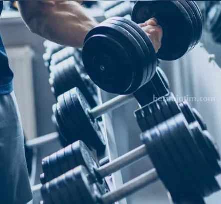 latihan beban - ilustrasi berita Latihan Beban Tak Harus di Gym, Pakar UGM Beri Cara Mudah Jaga Otot dan Jantung