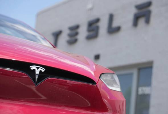 tesla autos - ilustrasi berita Tesla autos tertekan saat Musk alihkan fokus ke robot dan AI